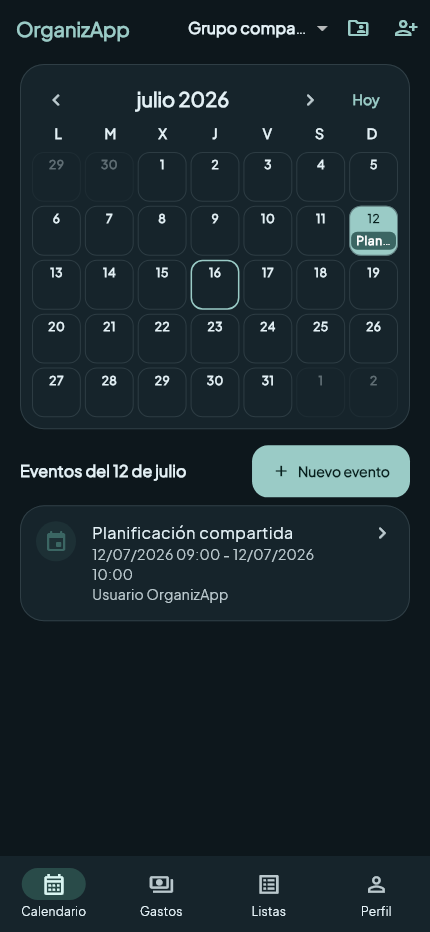 Calendario mensual de OrganizApp con eventos en modo oscuro